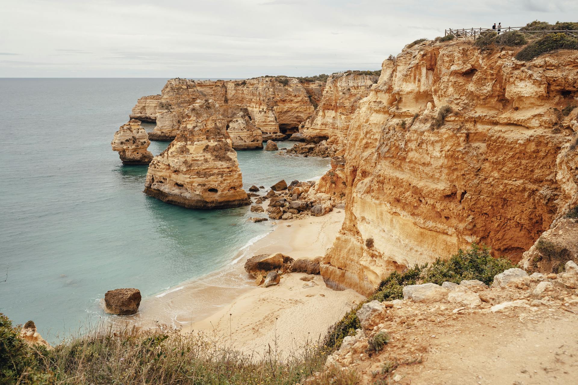 Praia deslumbrante em Lagos com águas cristalinas e falésias douradas