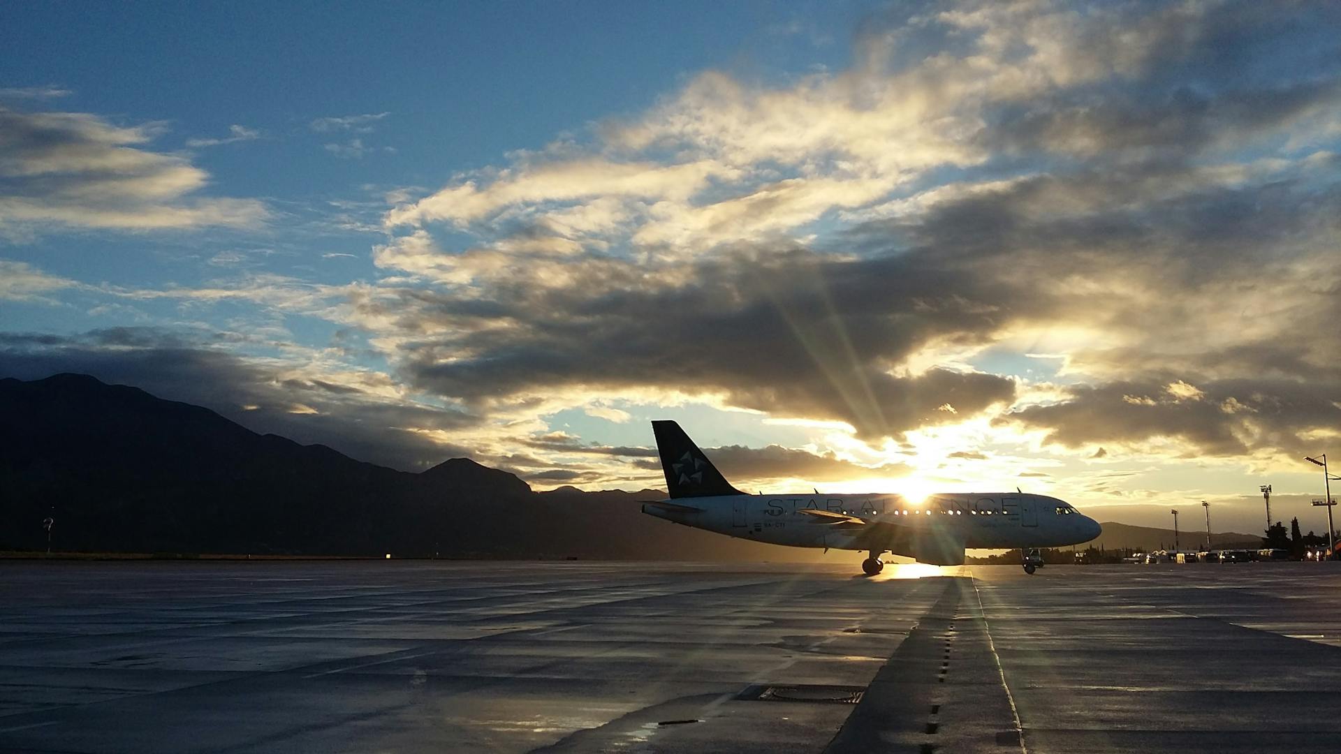 Vista de um aeroporto moderno com terminal de passageiros - Serviço de transferes disponível