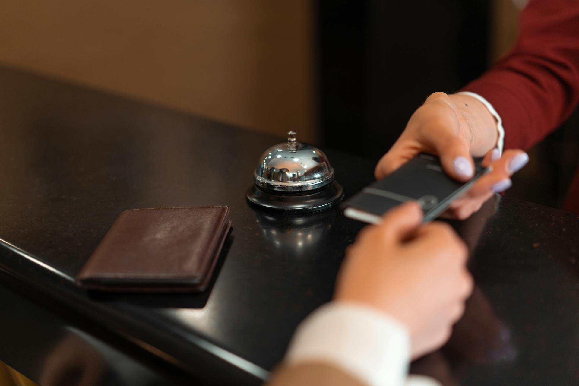 Recepcionista elegante a atender um cliente - Serviço de concierge personalizado